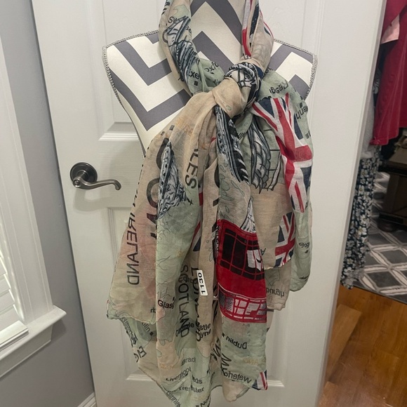 London Themed Scarf with Red and Black Accents - Picture 13 of 13